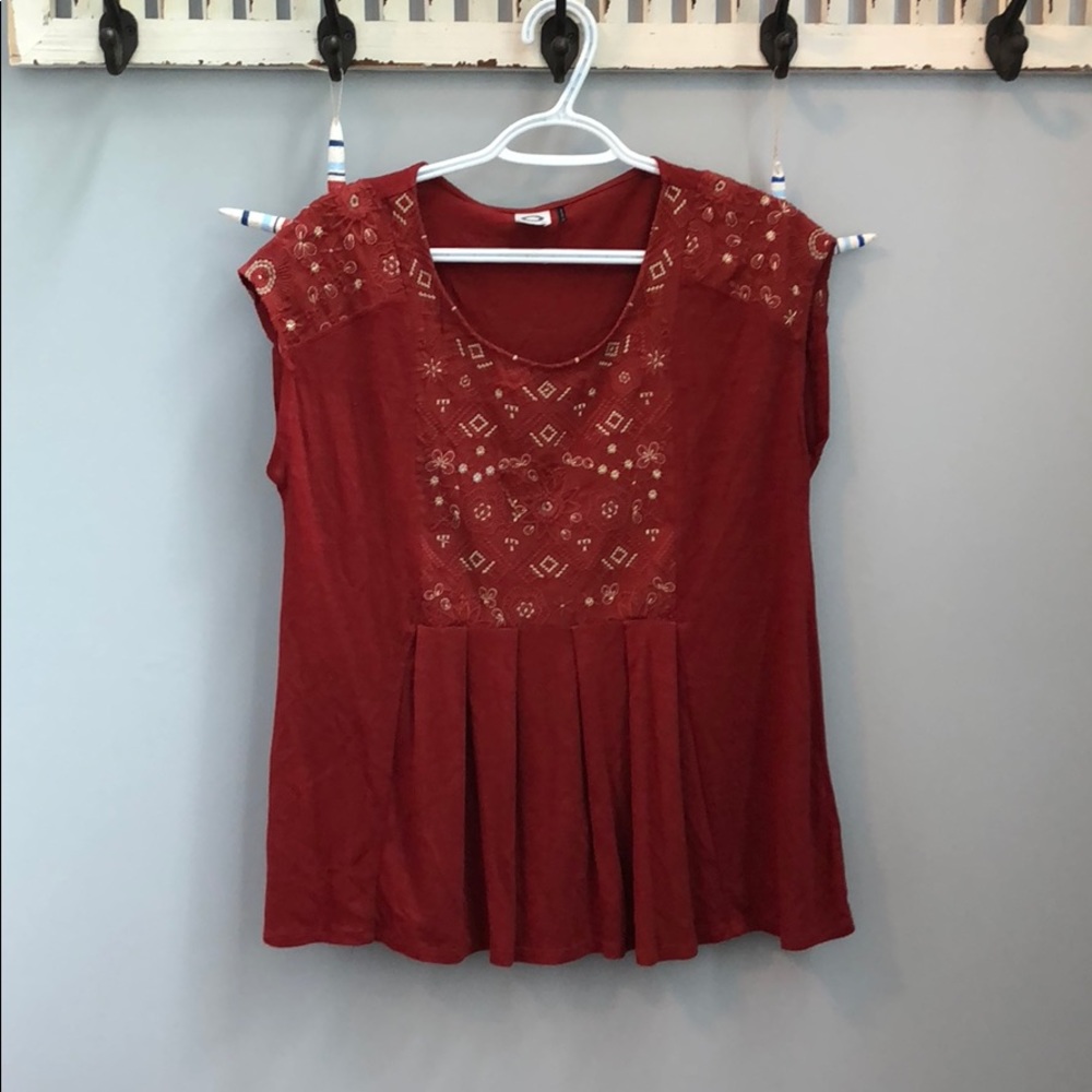 Details Akemi + Kin Top